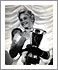 Maria Schell 1956 bei den Internationalen Filmfestspielen Venedig mit der Coppa Volpi, dem Preis für die beste schauspielerische Leistung. Quelle: Aus dem Besitz von Maria Schell / Deutsches Filmmuseum
